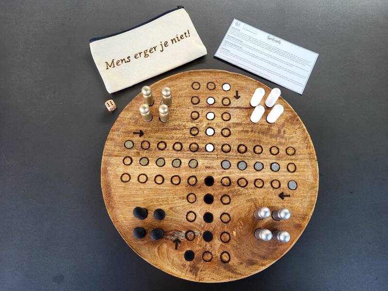Mens erger je niet spel met de kleuren goud, wit, zwart en zilver