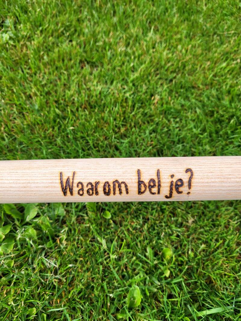 Mestschep met uitspraak Waarom bel je? erop houtgebrand