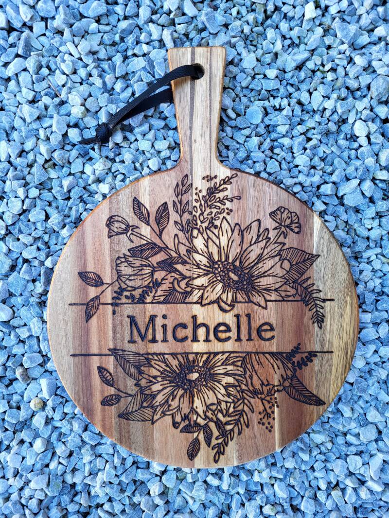 Acacia borrelplank met naam Michelle erop houtgebrand en bloemen.