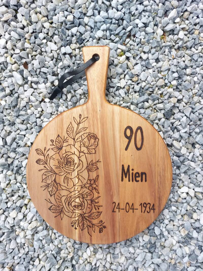 Acacia plank voor Mien haar 90e verjaardag met bloemen