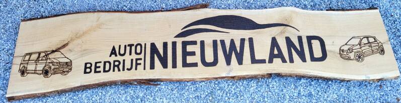 2,5 meter lange eiken houten plank met het logo van Autobedrijf Nieuwland erop houtgebrand