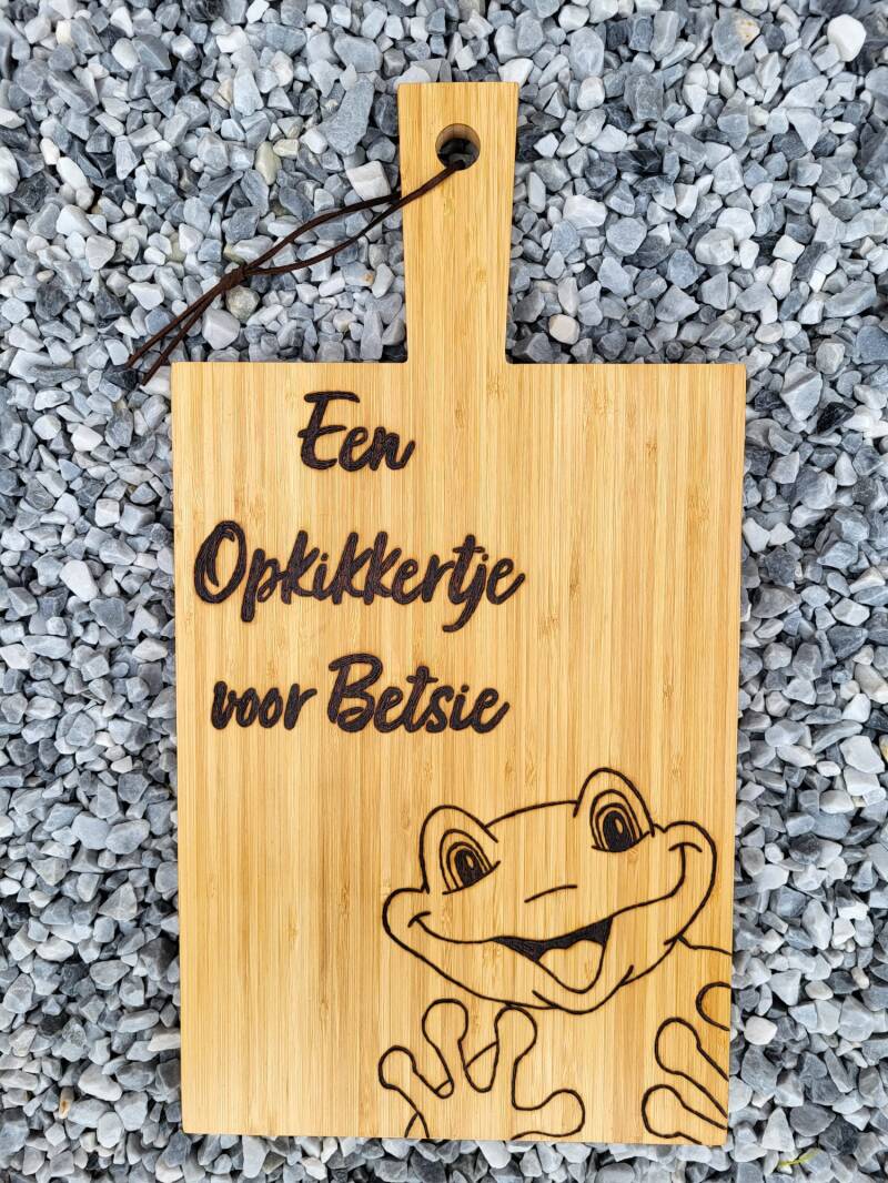 Bamboe borrelplank met tekst: Opkikkertje voor Betsie