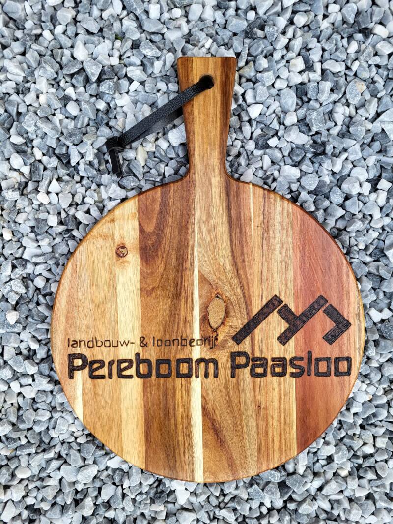 Acacia plank met logo Pereboom Paasloo houtgebrand