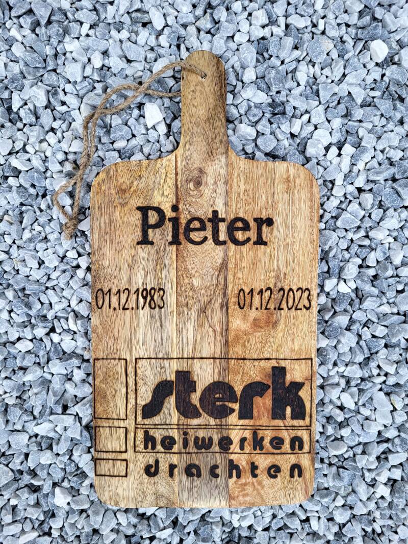 Mangohouten plank voor Pieter 40 jaar in dienst bij Sterk Heiwerken