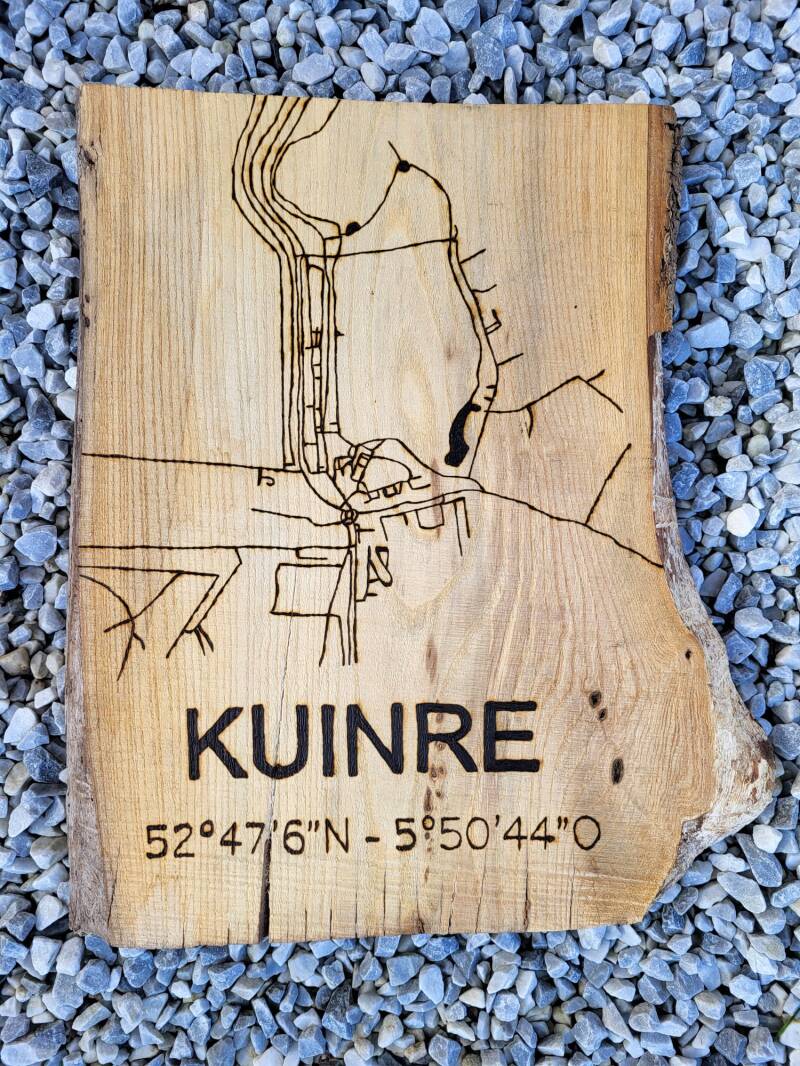 Eiken houten plank met plattegrond Kuinre houtgebrand