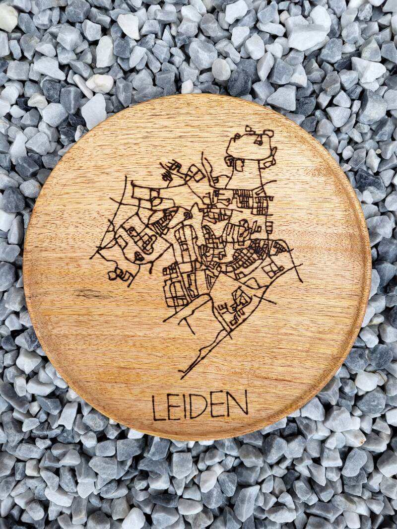 Serveerbordje met plattegrond Leiden houtgebrand