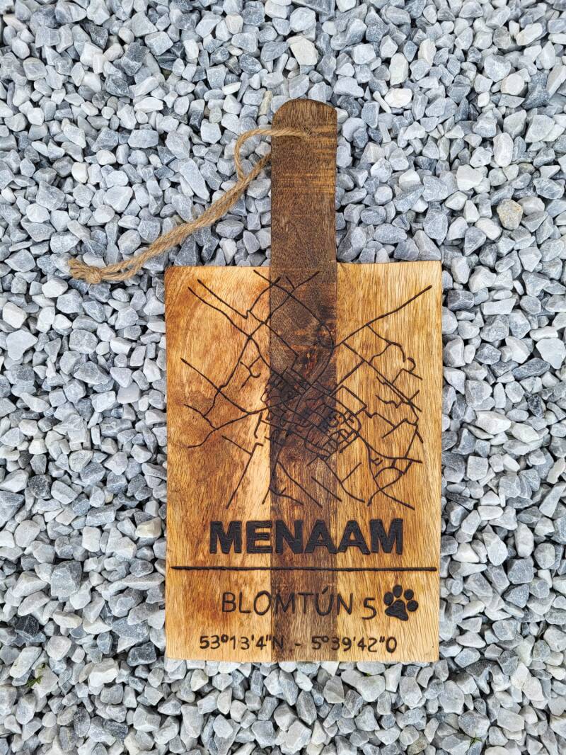 Mangohouten plank met plattegrond Menaam houtgebrand