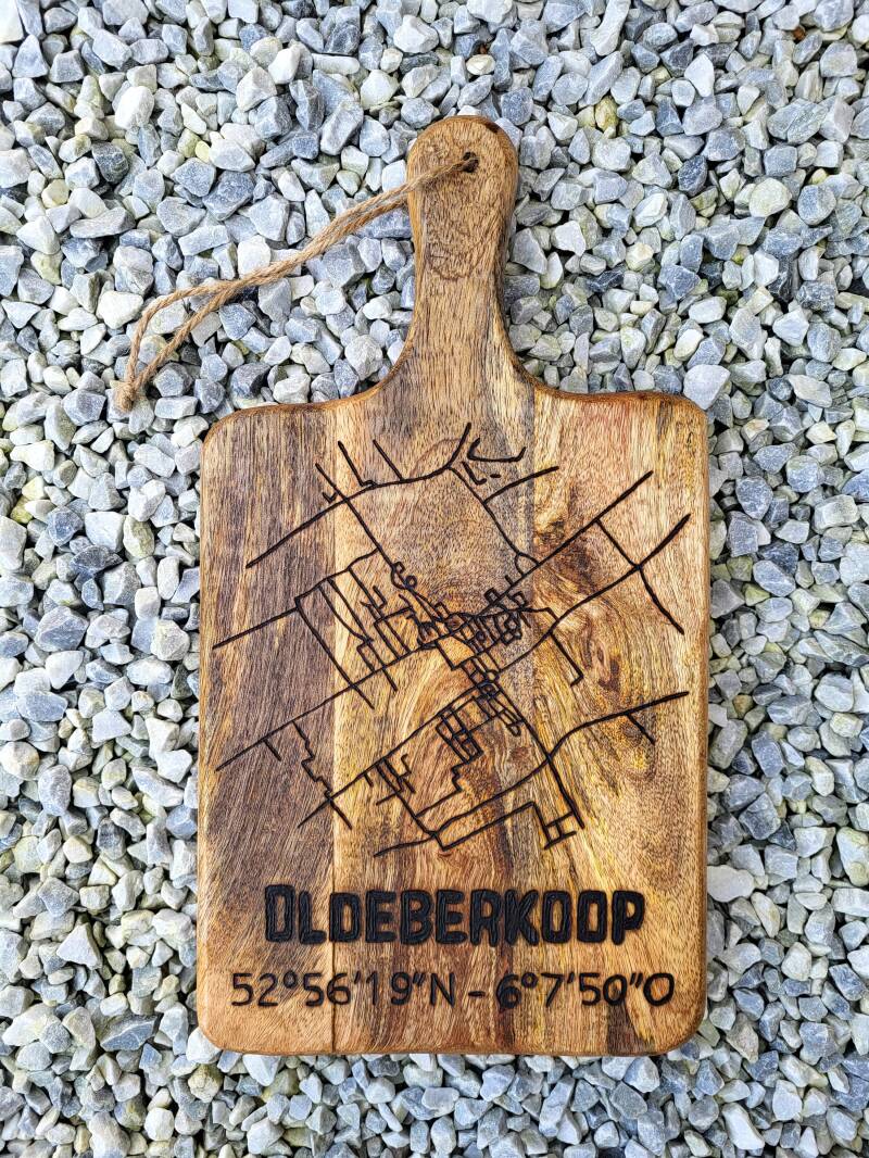 Plattegrond Oldeberkoop op mangohouten borrelplank