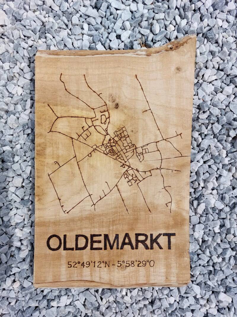 Eiken houten plank met plattegrond Oldemarkt houtgebrand
