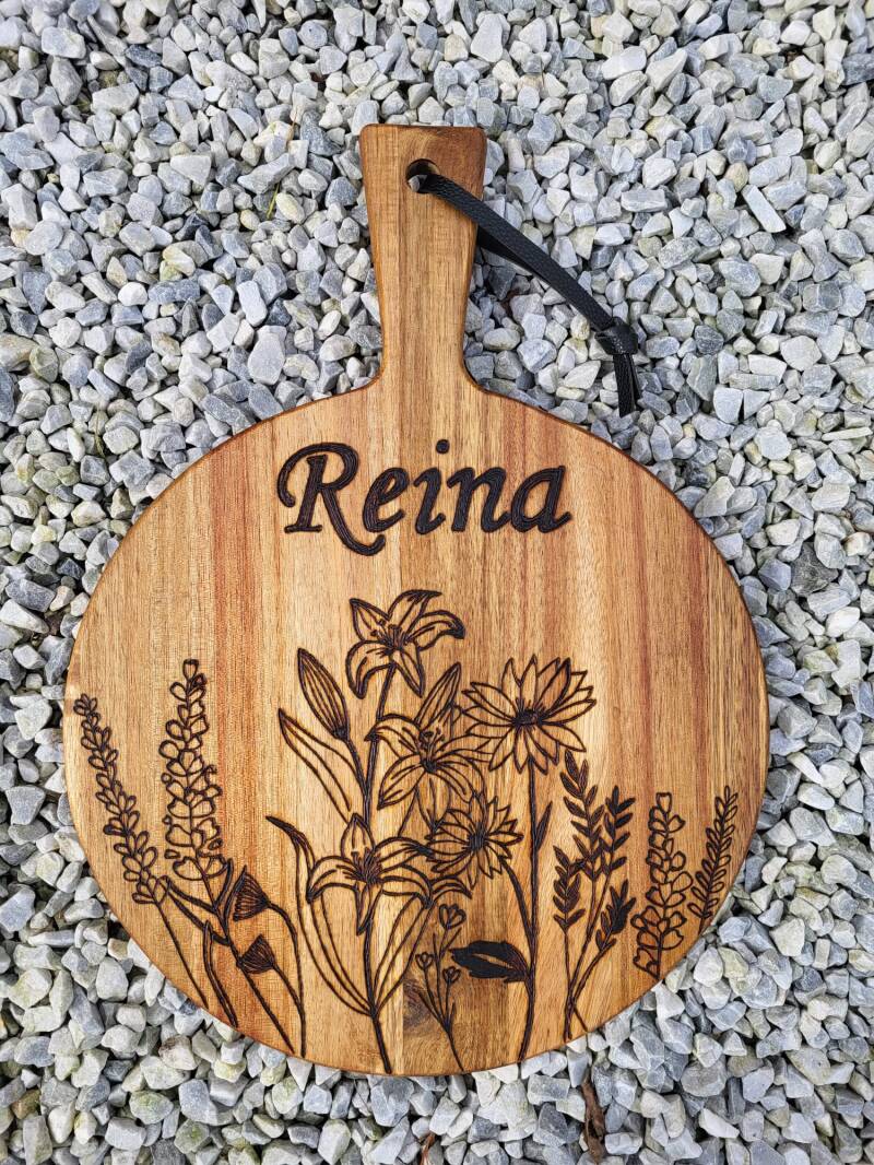 Acacia plank met bloemen en naam Reina houtgebrand