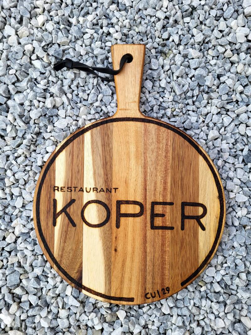 Acacia plank met logo Restaurant Koper houtgebrand