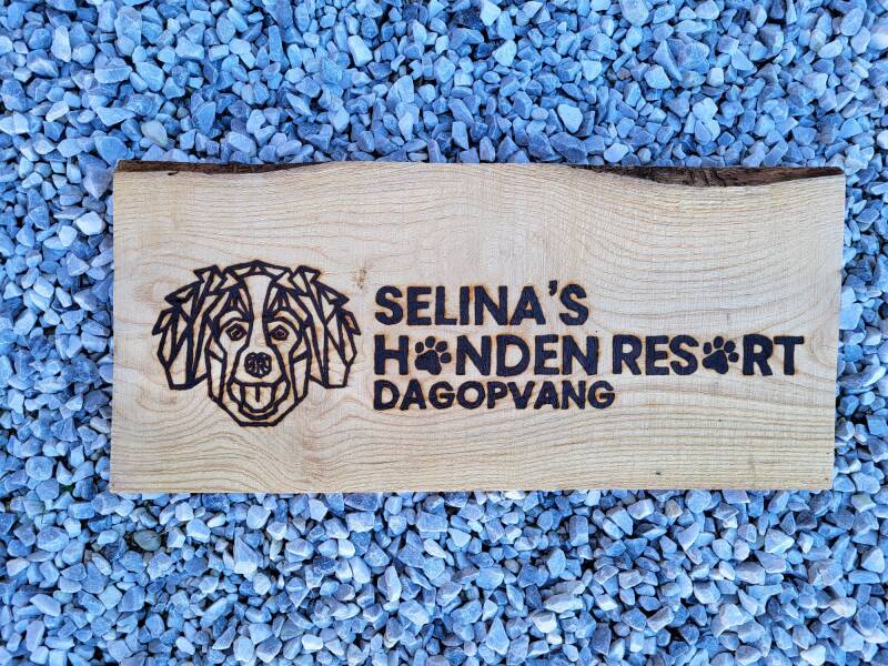 Eiken houten plank met logo Selina's Hondenresort dagopvang houtgebrand