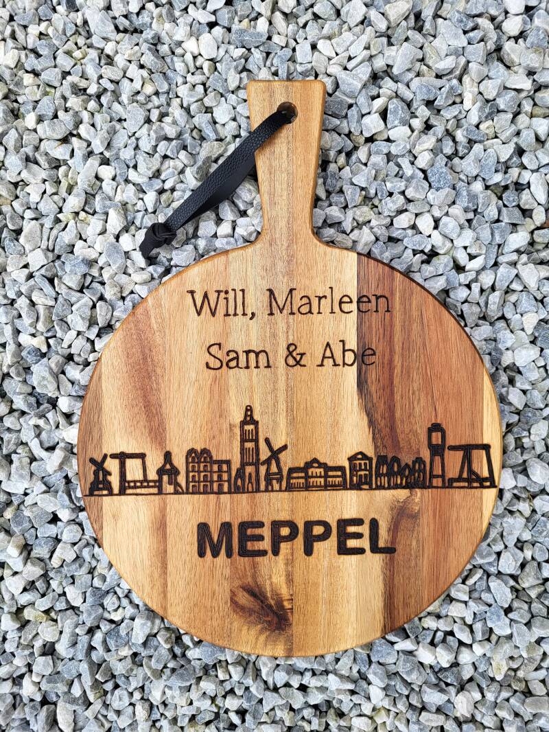 Acacia borrelplank met skylie van Meppel en de namen Will, Marleen, Sam en Abe erop houtgebrand.