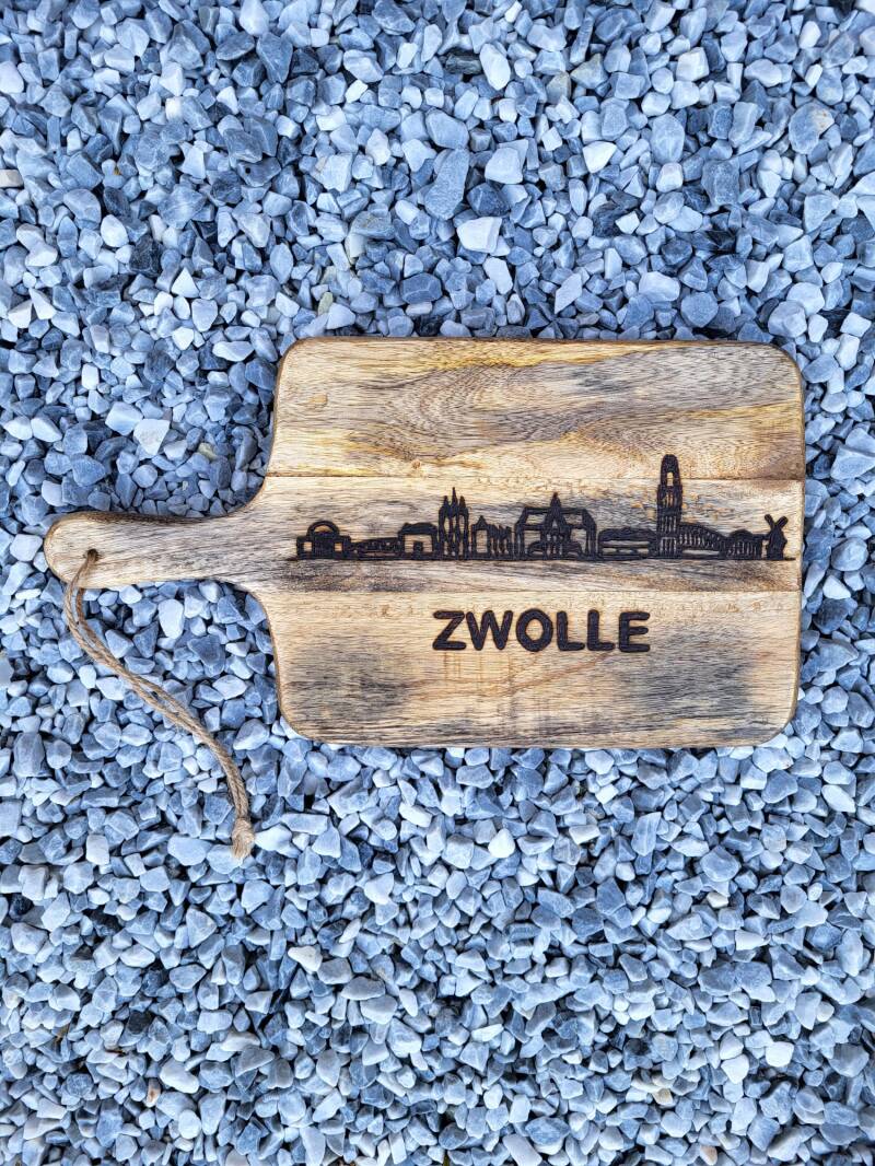 Mangohouten plank met skyline Zwolle houtgebrand