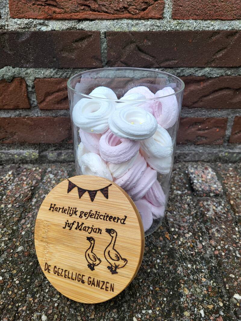 Snoeppot met de tekst: Hartelijk Gefeliciteerd Juf Marian van de Gezellige Ganzen erop houtgebrand. 