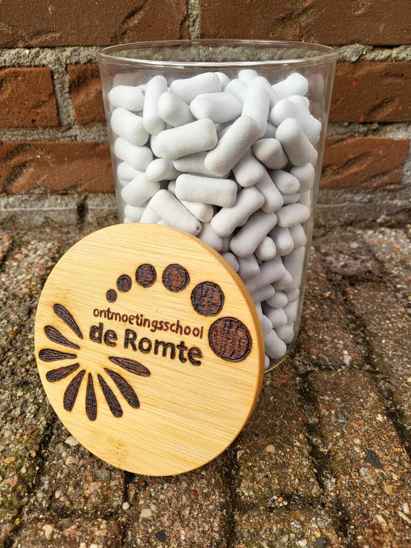 Snoeppot met het logo van Ontmoetingsschool de Romte erop houtgebrand.