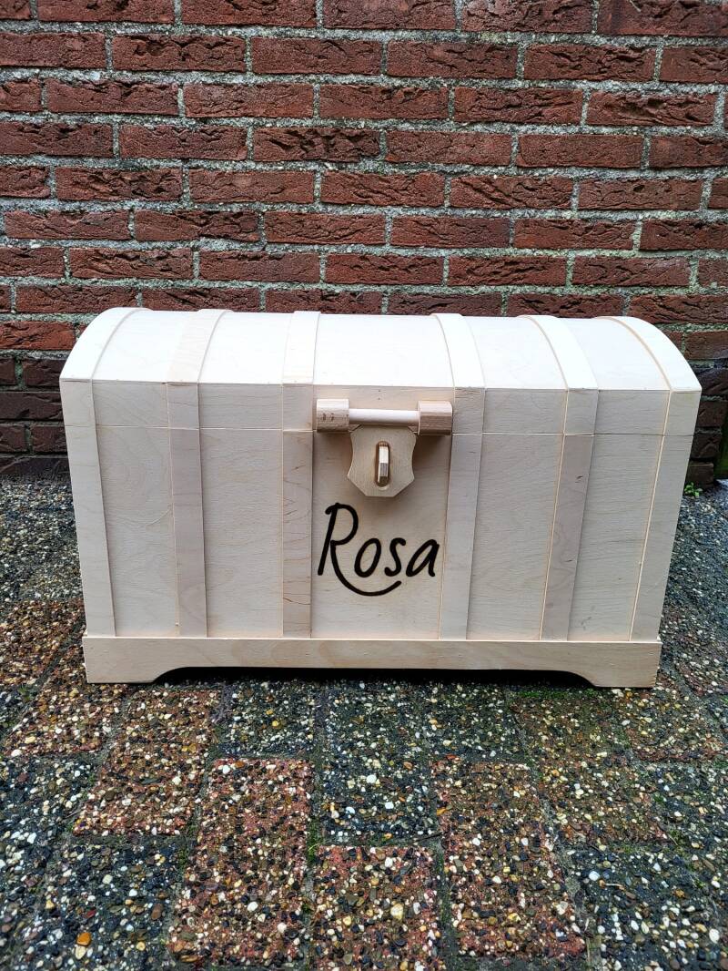 Speelgoed kist met de naam Rosa erop houtgebrand in het geheel