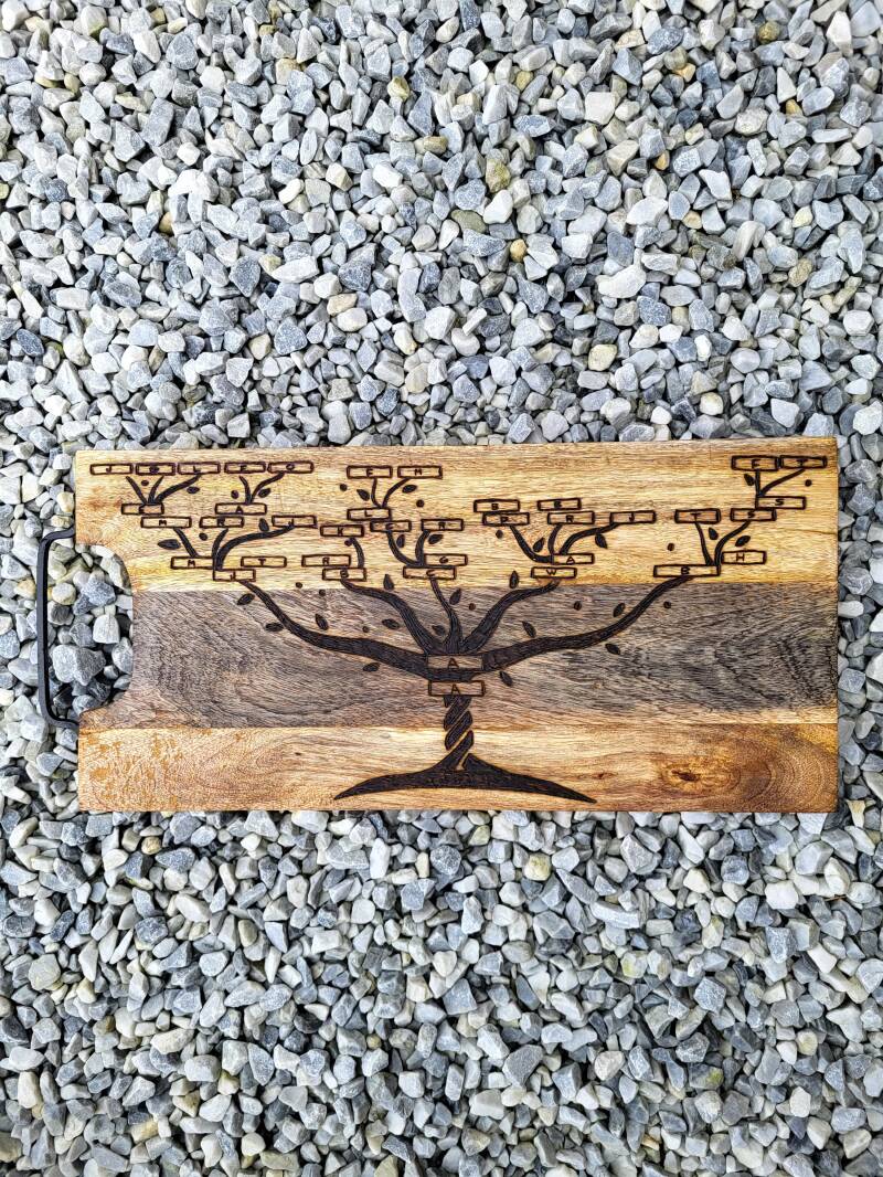 Mangohouten borrelplank met een stamboom erop houtgebrand