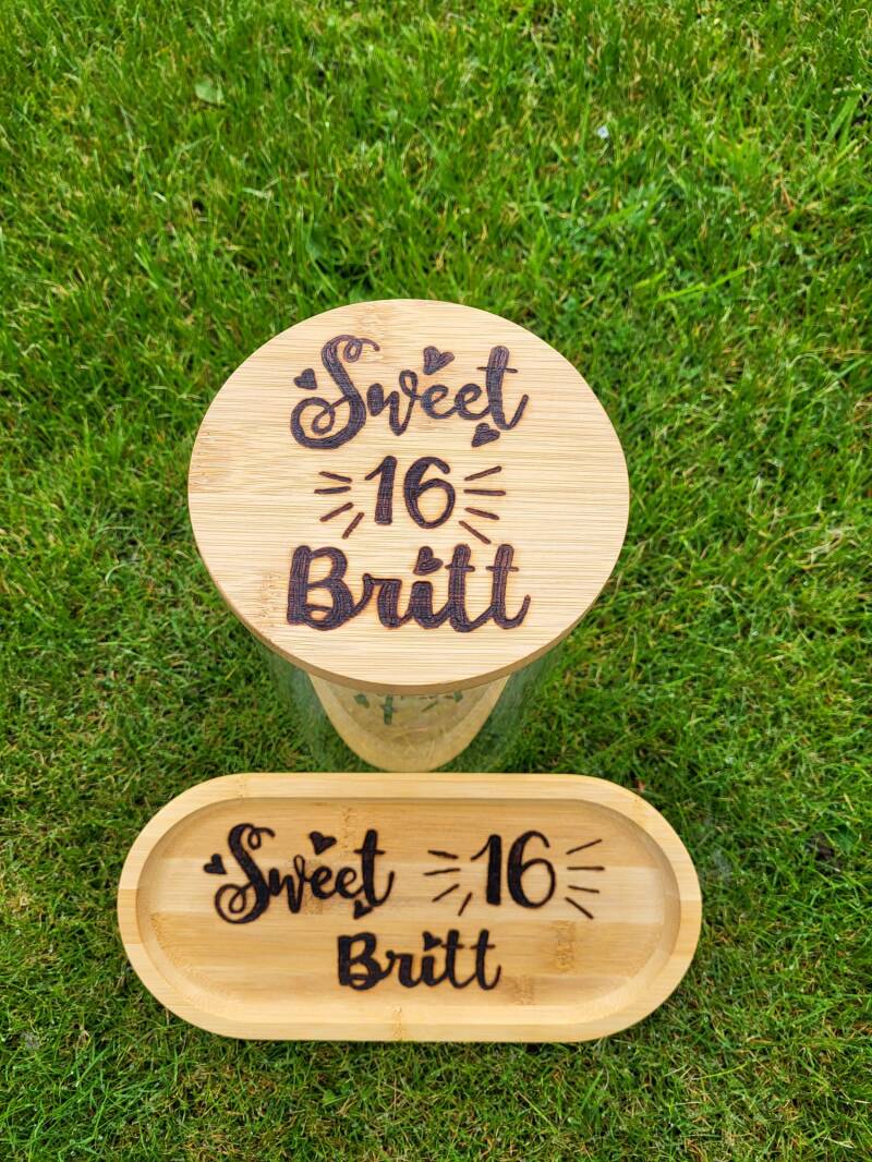 Snoeppot en koffie/thee plankje met tekst: Sweet 16 Britt