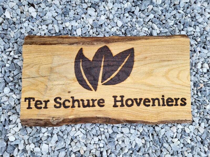 Eiken houten plank met logo Ter Schure Hoveniers houtgebrand