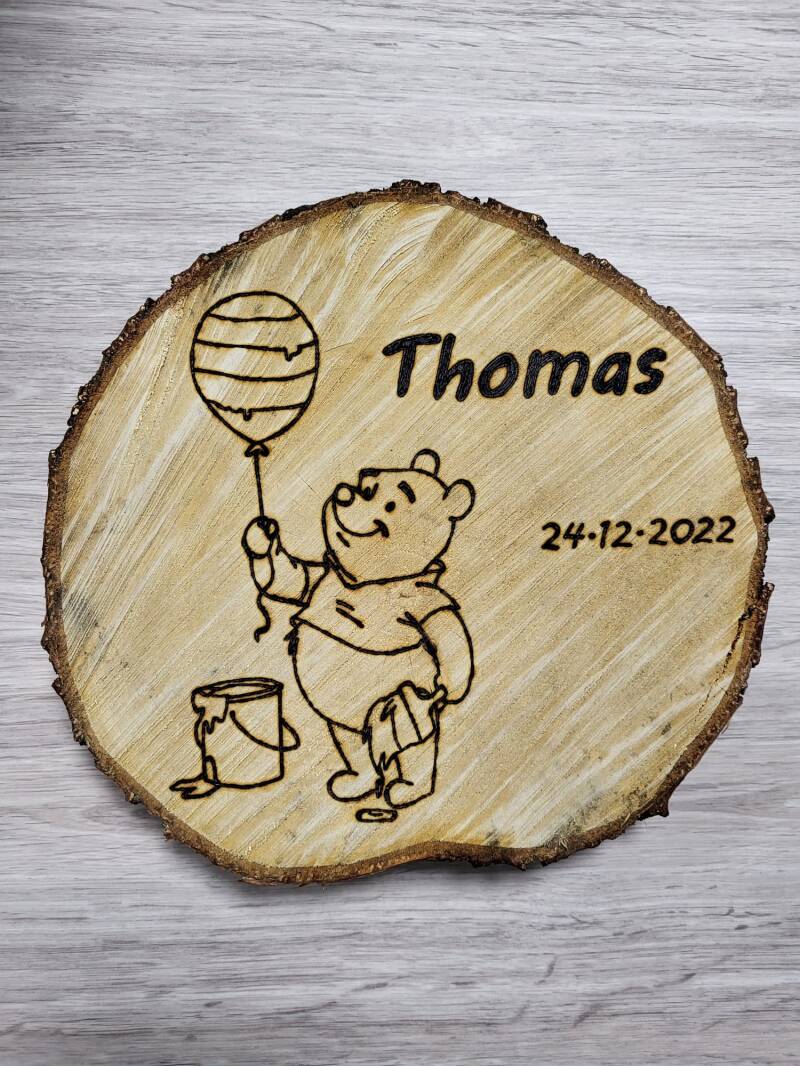 Boomschijf met Winny the Pooh afbeelding en naam Thomas en geboortedatum 24.12.2022