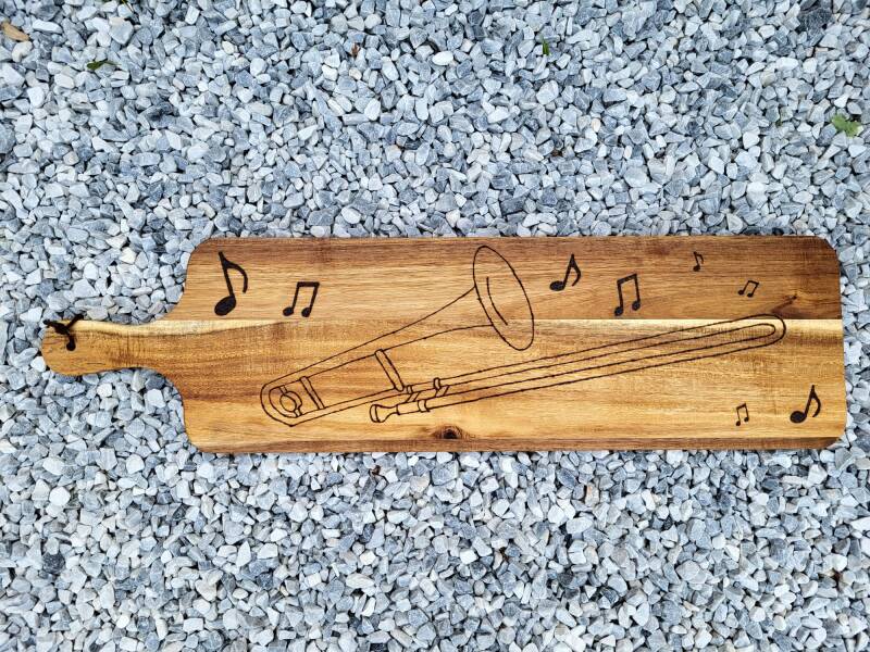 Borrelplank met trombone en muzieknoten houtgebrand