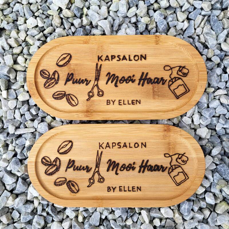 Twee koffie thee plankjes met het logo van Puur Mooi Haar Kapsalon by Ellen
