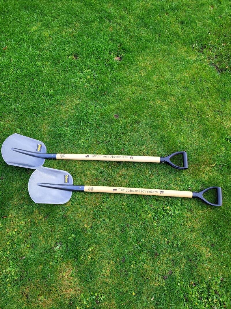 2 schoppen met het logo Ter Schure Hoveniers erop houtgebrand