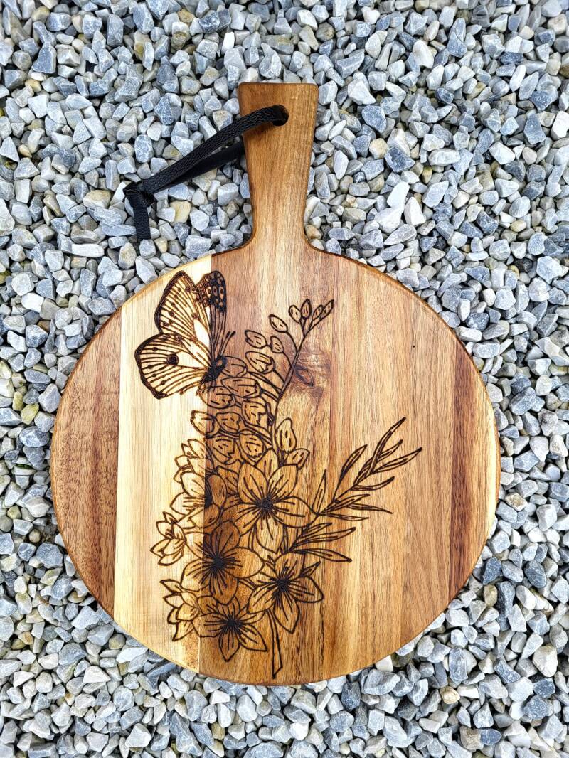 Acacia plank met bloemen en vlinder houtgebrand