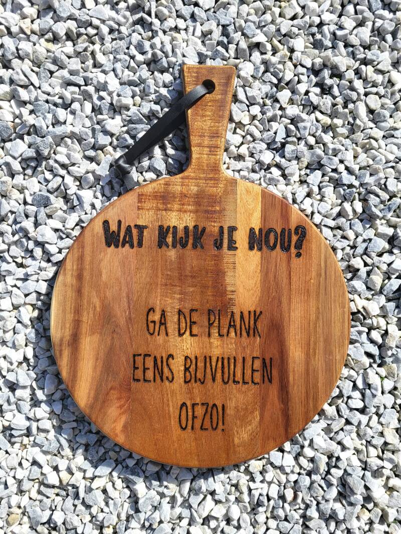 Acacia plank met tekst: wat kijk je nou ga de plank eens bijvullen ofzo!