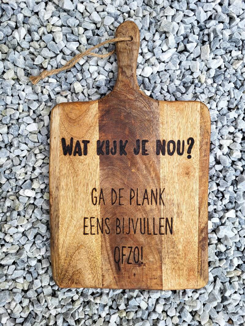 Mangohouten plank met tekst: Wat kijk je nou? Ga de plank eens bijvullen ofzo!