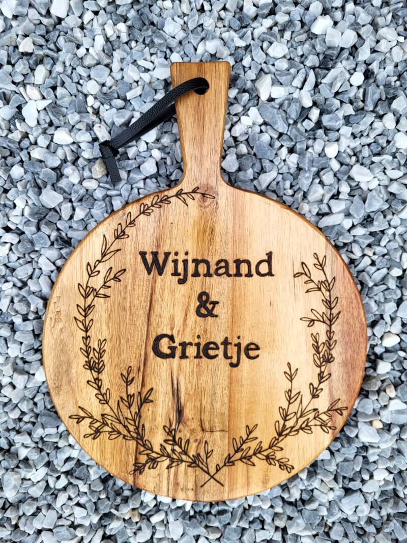 Acacia plank met namen Wijnand en Grietje houtgebrand