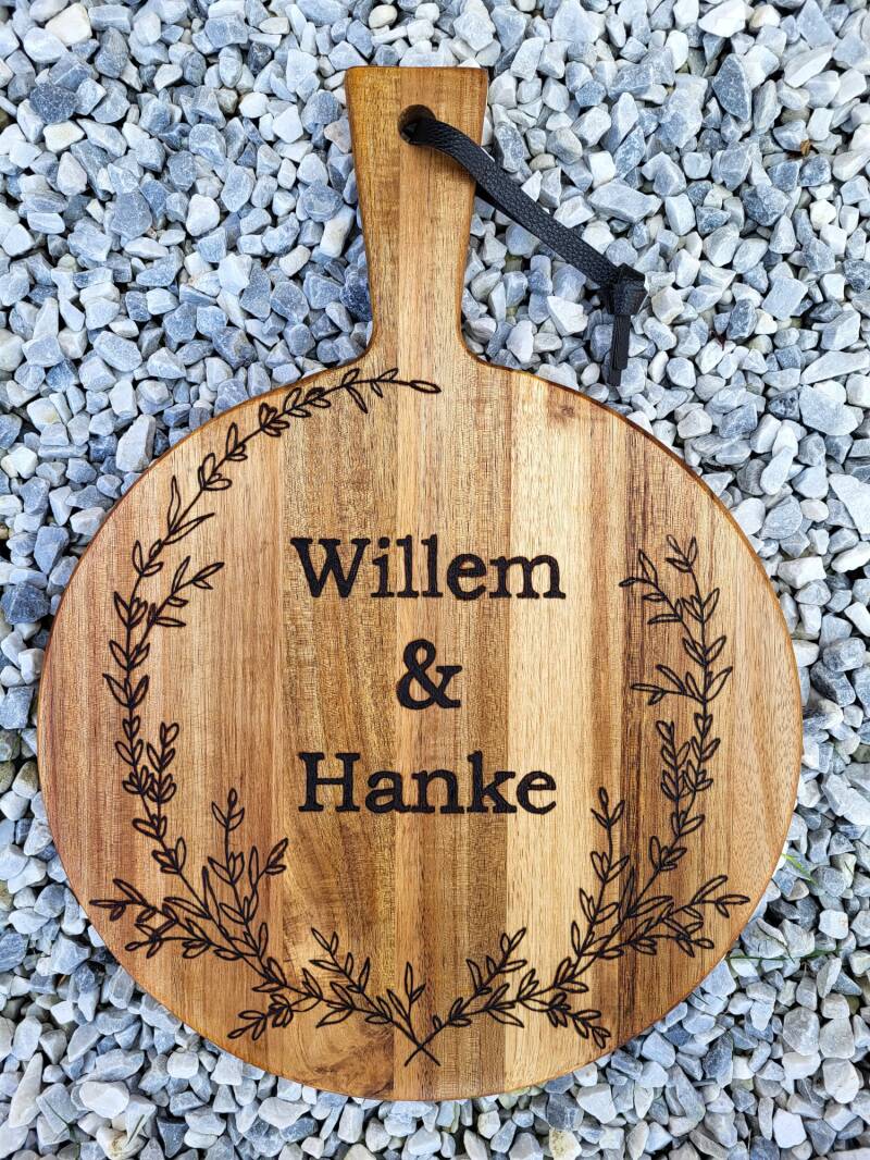 Acacia plank met namen Willem en Hanke houtgebrand