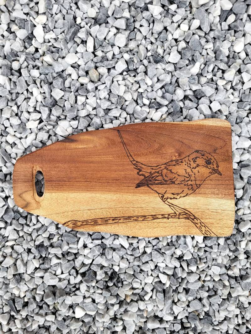 Houten plank met winterkoninkje houtgebrand
