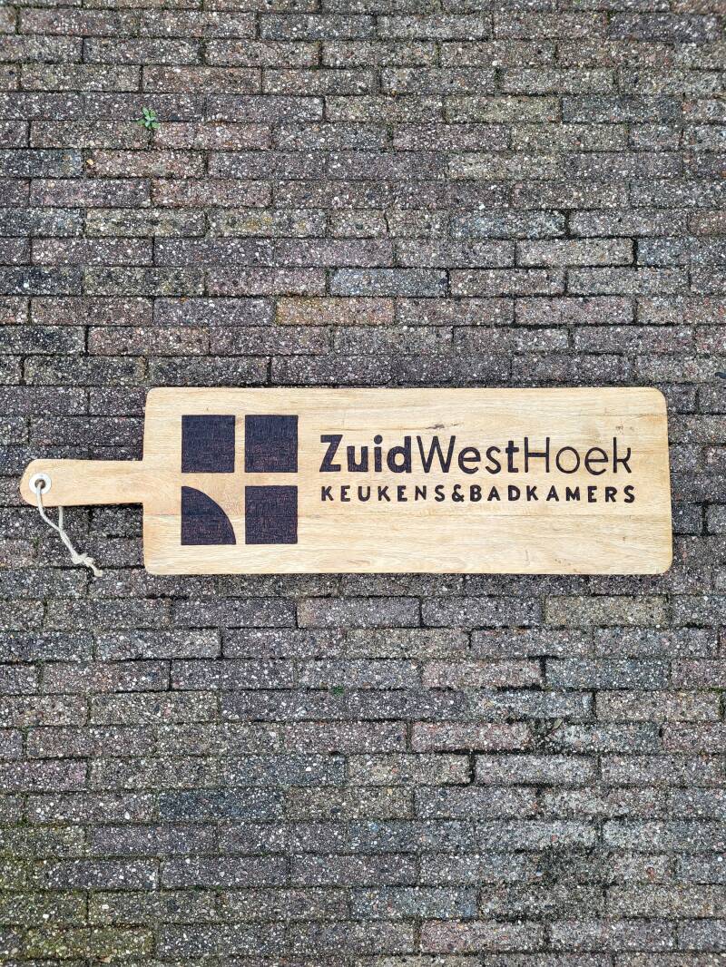 XXL borrelplank van 1 meter houtgebrand met het logo van ZuidWestHoek Keukens en Badkamers erop.