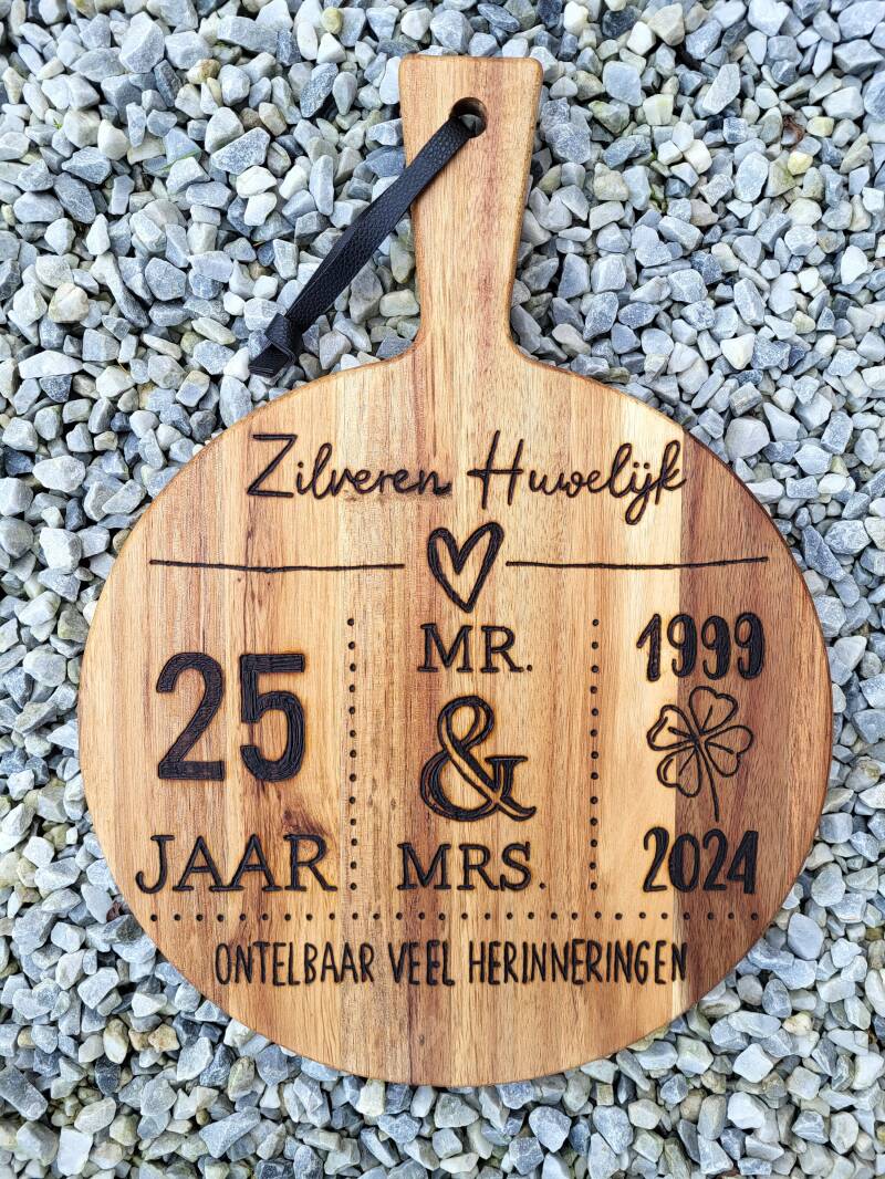 Acacia borrelplank houtgebrand voor een 25 jarig huwelijk.