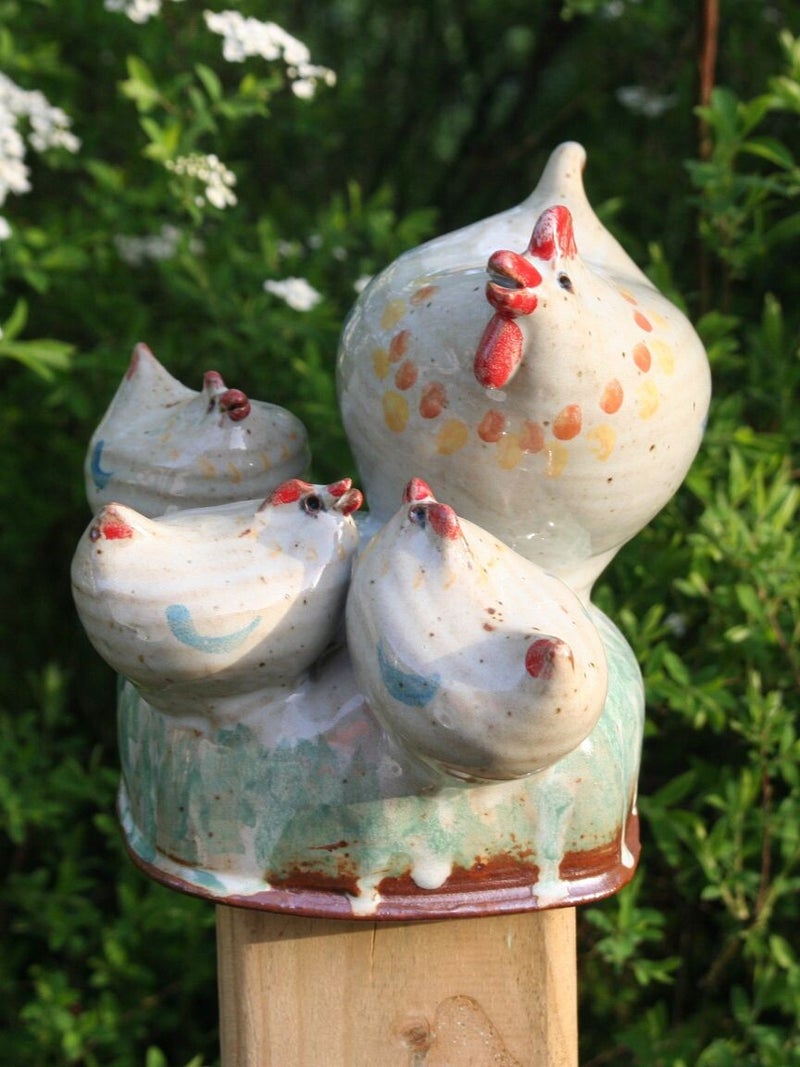 Zaunfiguren und Pfostenhocker