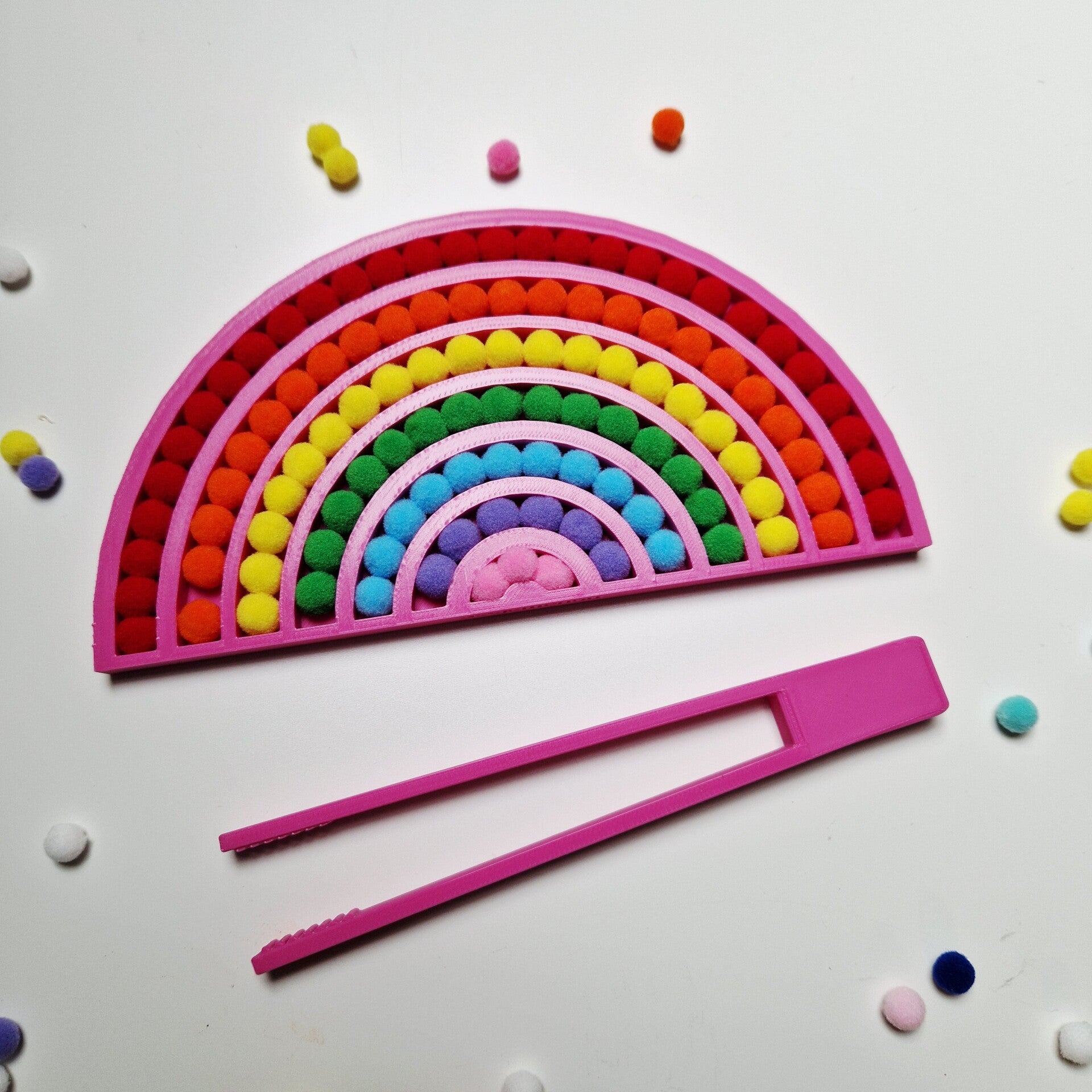 Regenboog vorm met pompoms en Pincet