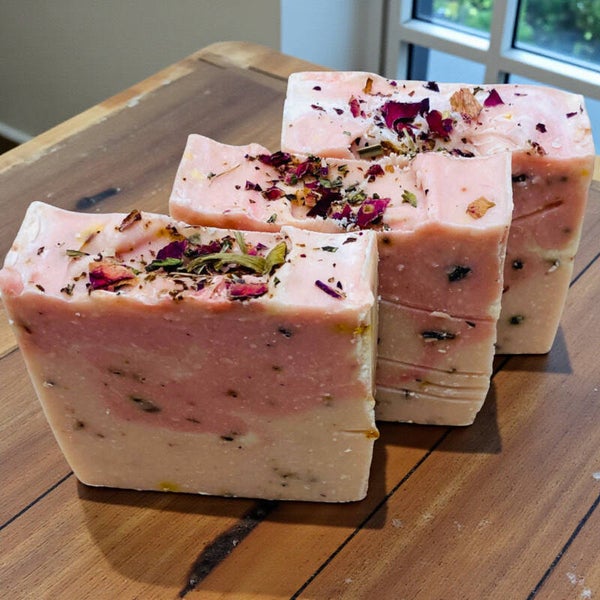 Rosen Tau Naturseife - mit Jojobaöl und Rosenblüten