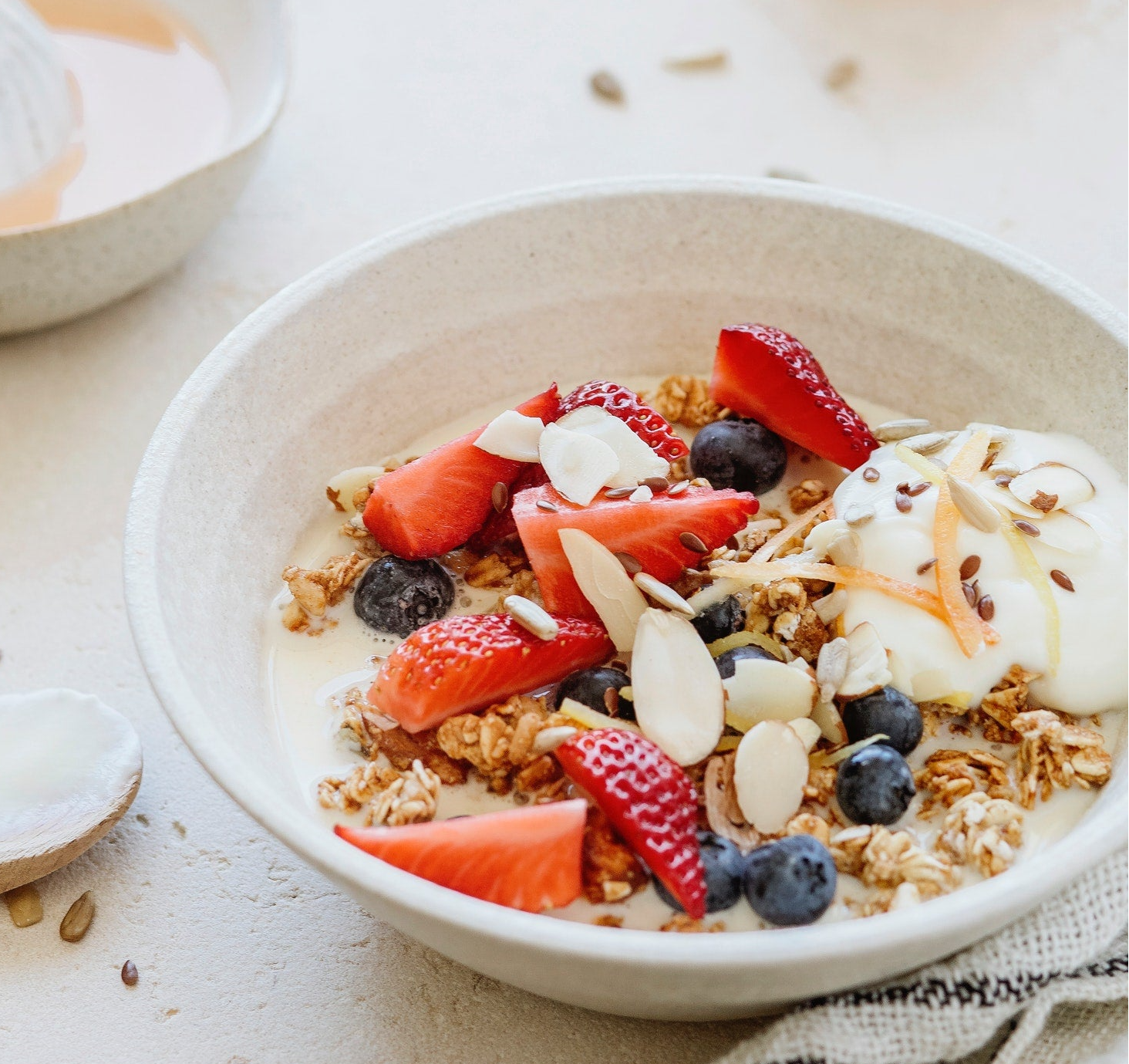 Kom muesli met rood fruit