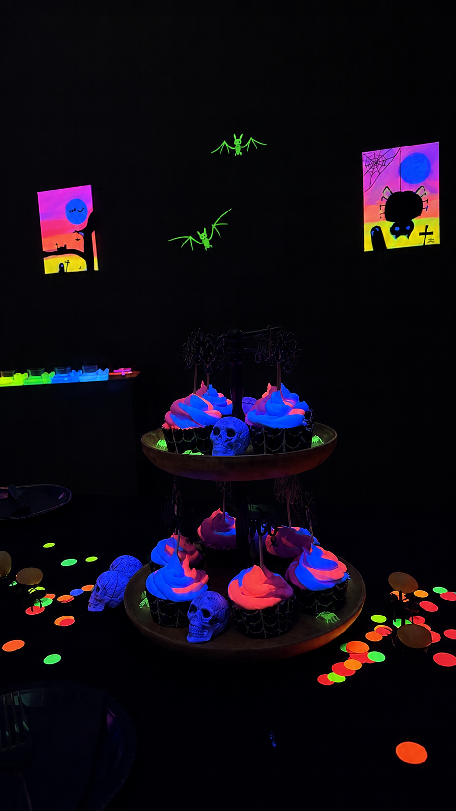 Gruselige Neon-Cupcakes mit Totenköpfen unter Schwarzlicht für die Halloween Geburtstagsparty bei KUN5T Eschenbach.