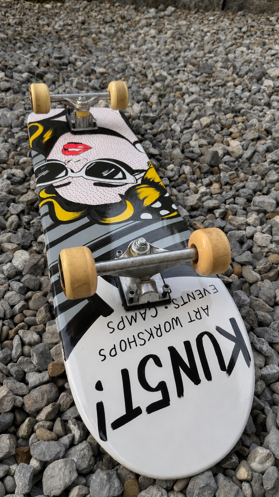 Ausschnitt eines original handbemalten Skateboard Decks von KUN5T. Motiv Mangamädchen mit Kopfhörern.