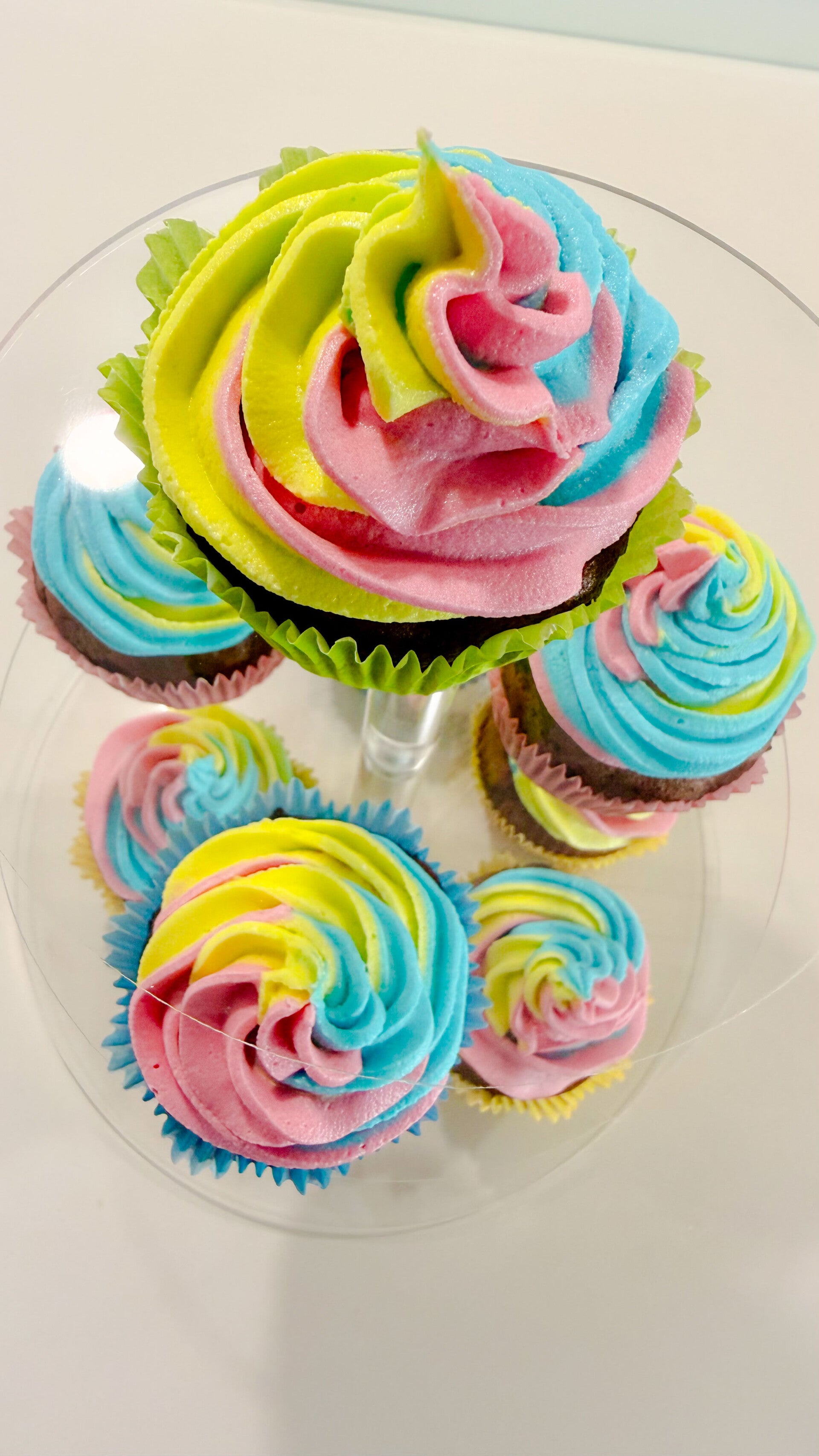 KUN5T Kids malen mit leuchtenden Neonfarben unter Schwarzlicht bei Glowbration Kids Workshops.