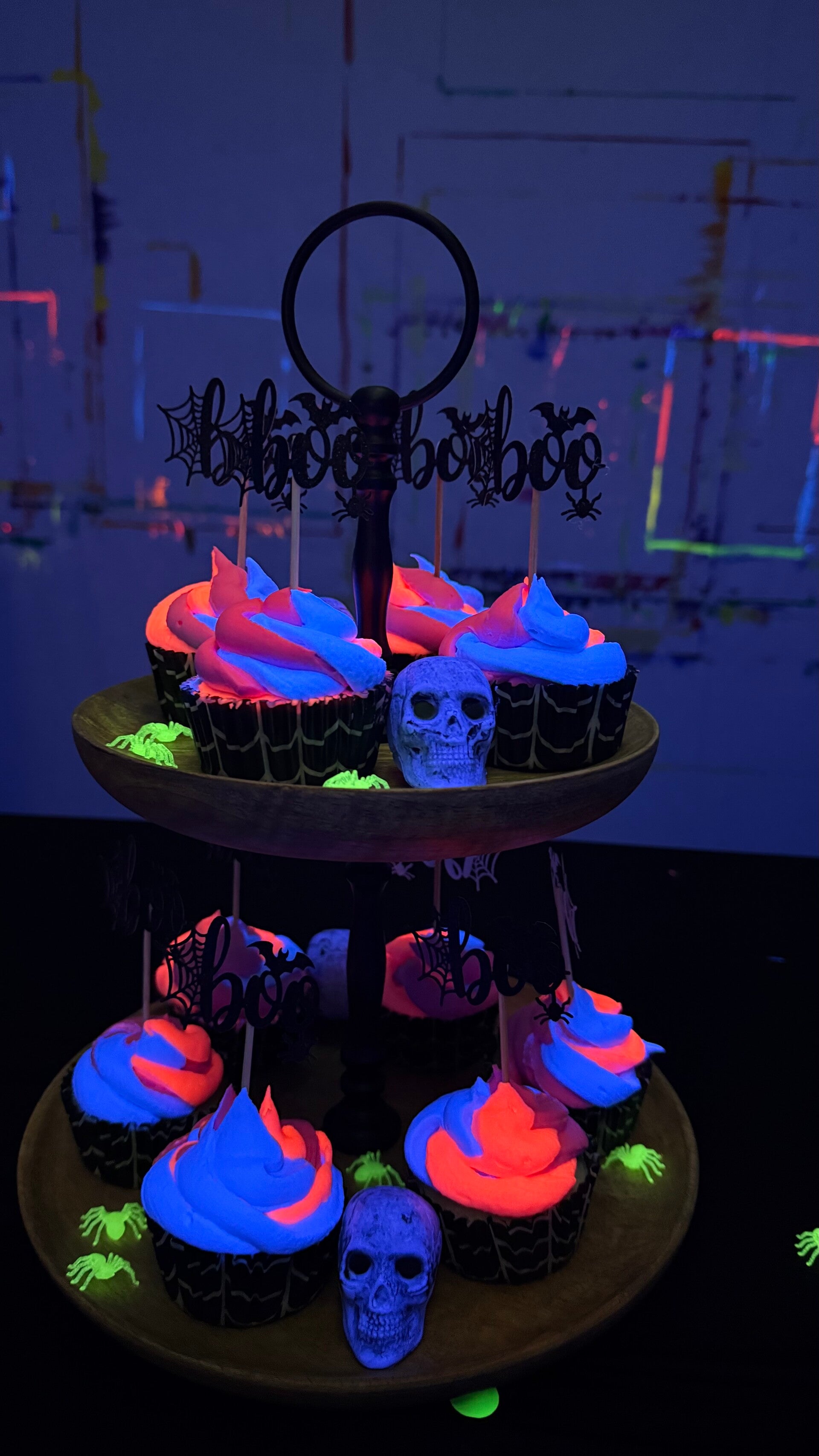 Gruselige Neon-Cupcakes mit Totenköpfen unter Schwarzlicht für die Halloween Geburtstagsparty bei KUN5T Eschenbach.