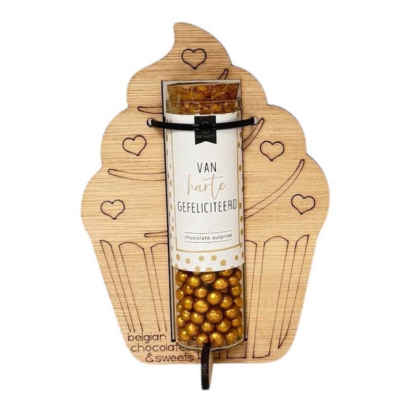 Origineel cadeau: houten cupcake met glazen buisje chocolade: van harte gefeliciteerd
