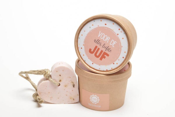 Soap in a bowl met hartzeep