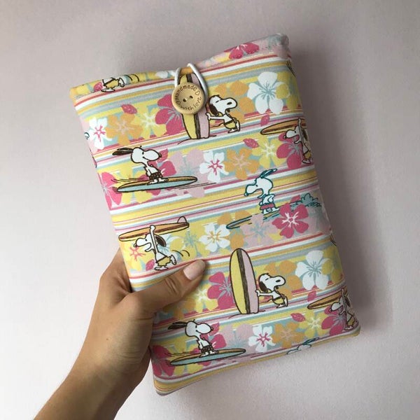 Funda literaria Snoopy surfeando