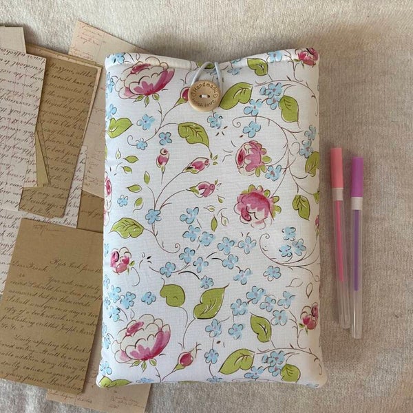 Funda literaria flores de acuarela