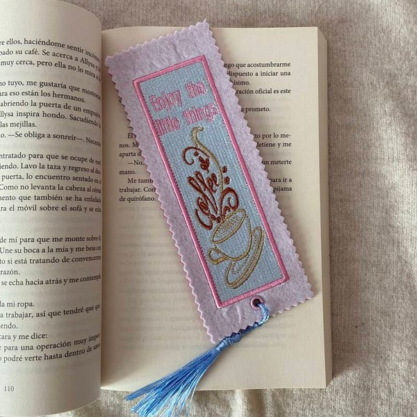 Marcapáginas bordado enjoy the little things