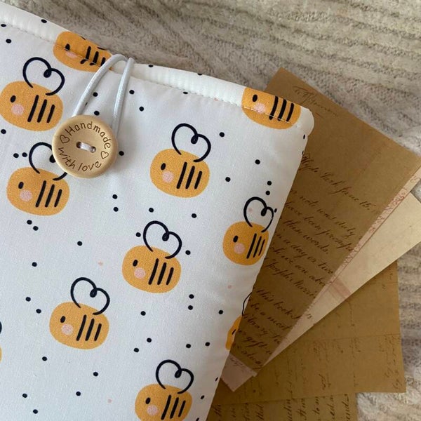 Funda literaria abejitas en blanco